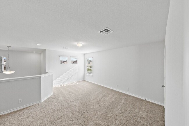 Building Photo - Spacious 5-Bedroom Rental on Oversized Cor...
