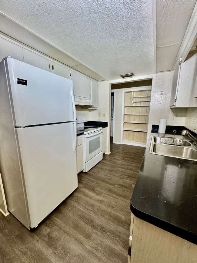 Building Photo - "Charming 2-Bed, 2-Bath Retreat in Palm Ha...