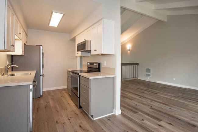 Building Photo - Completely Renovated 2 Bedroom / 1.5 Bath ...