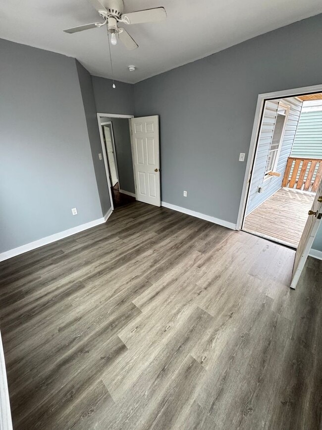 Building Photo - 5 bed 2 bath, central all electric HVAC, laundry, fenced yard house!