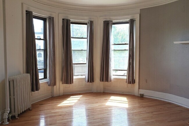 Building Photo - 924 Beacon St