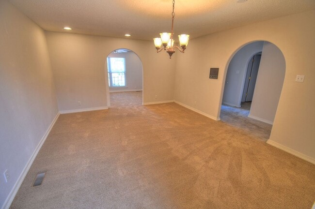 Building Photo - Cute Two Bedroom (possible 3rd Bedroom) in...