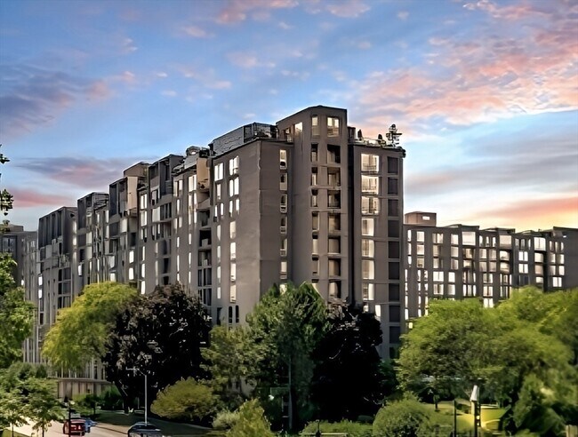 Building Photo - 33 Pond Ave
