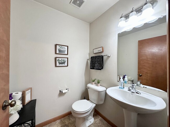 Building Photo - 1170-1172-1172 S Atrium Ct