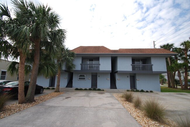 Primary Photo - Charming 2 Bedroom close to the beach avai...