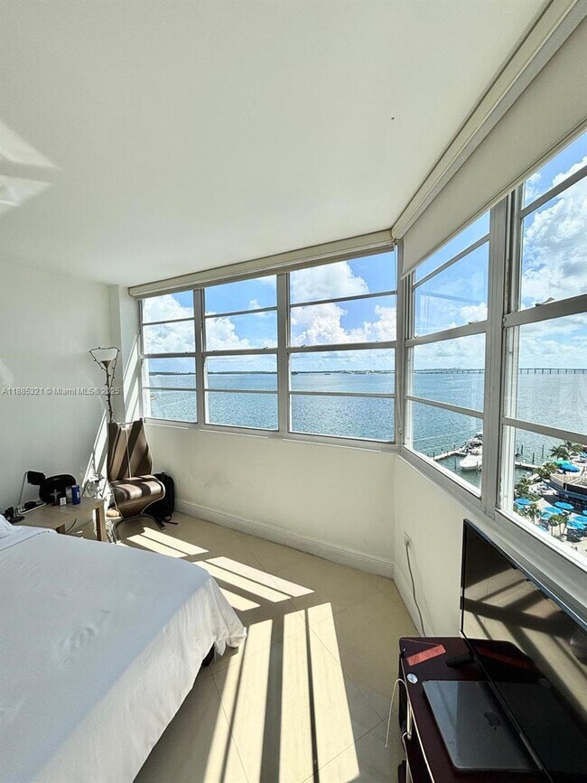 Building Photo - 801 Brickell Bay Dr