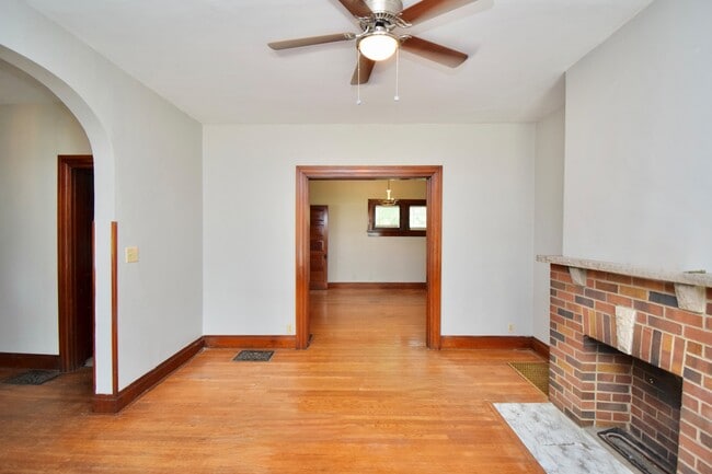 Building Photo - 23 E Parkwood Dr