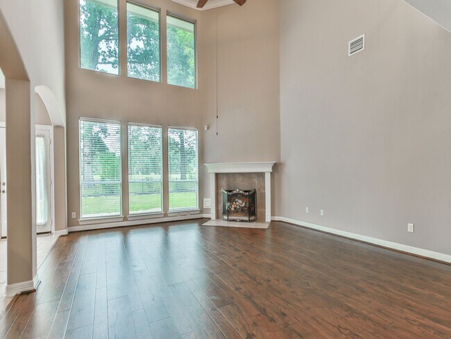 Building Photo - FORE Bedrooms in Del Lago!
