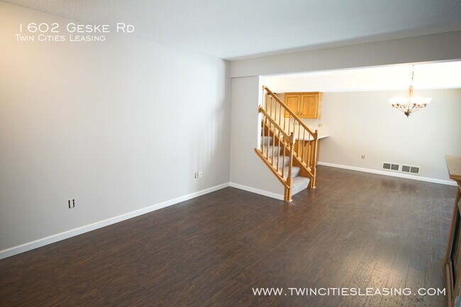 Building Photo - NEW: Carpet and paint throughout!  3 Beds ...