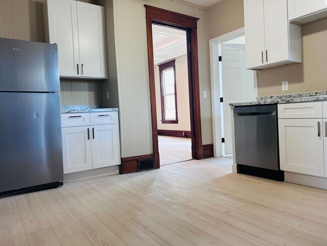 Building Photo - 440 Winona St