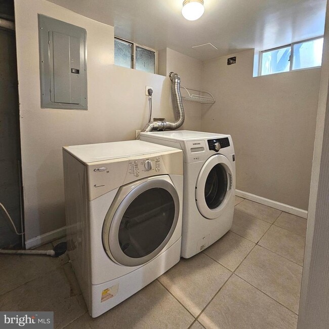 Building Photo - 2214 Arlington Terrace
