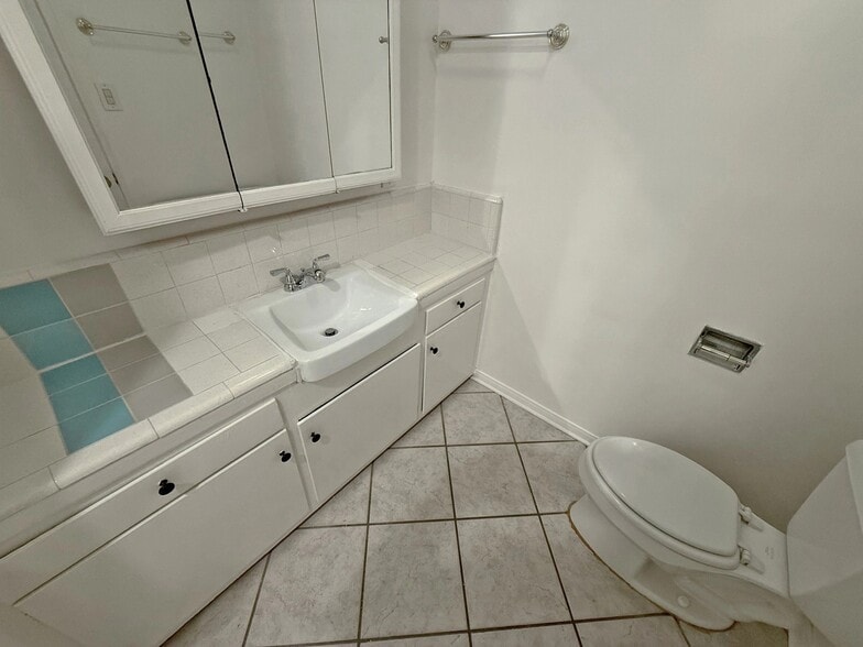 Building Photo - 833 S Plymouth Blvd