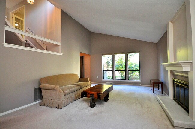 Building Photo - 16 Applewood Ln