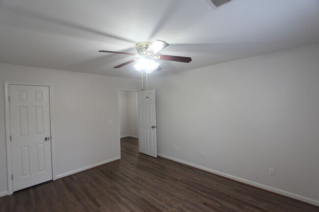 Building Photo - Wonderful and Large 3 Bedroom 2.5 Bath Townhome w/Garage