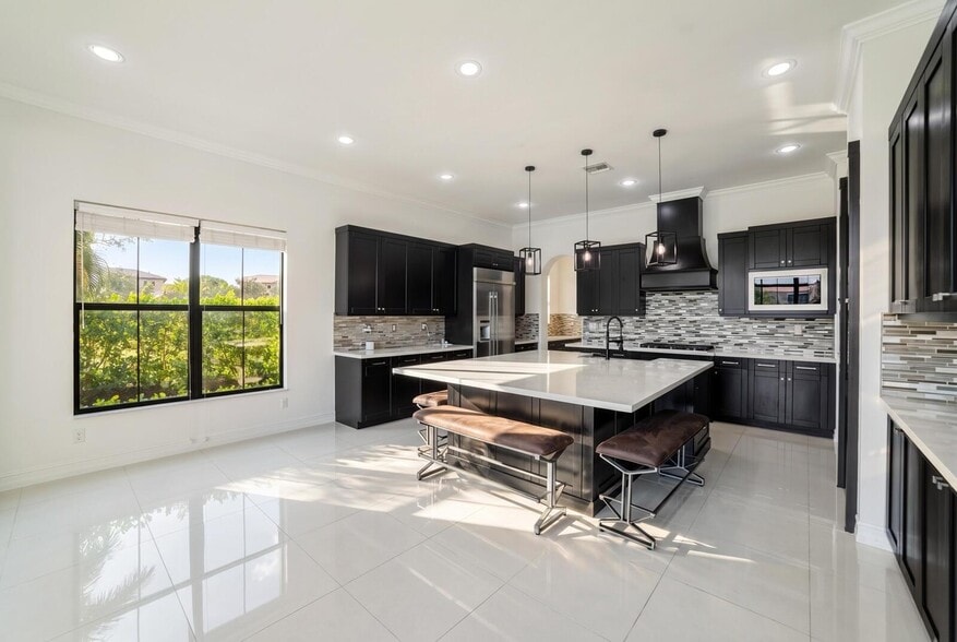 Building Photo - 9065 Watercrest Cir E