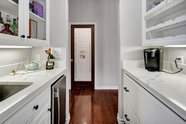 Building Photo - 5 Muirfield Dr