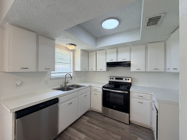 Building Photo - 3704 La Paz Dr