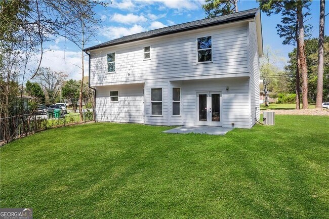 Building Photo - 2431 Woodside Way