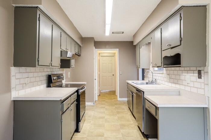 Building Photo - 1413 Dolphin St