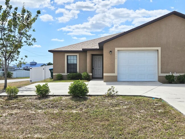 Building Photo - Stunning 3 Bed / 2 Bath Duplex w/ Garage –...