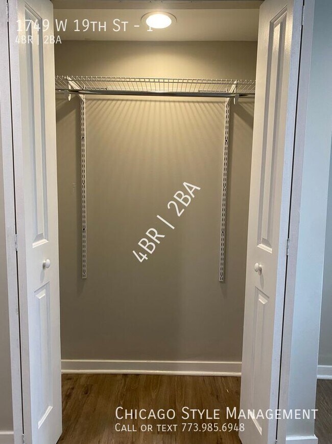 Building Photo - Duplex down in the heart of Pilsen! All th...