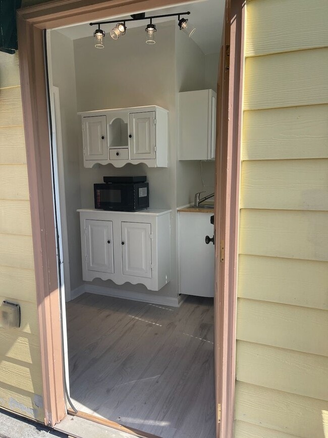 Building Photo - Private Basement Studio Apartment in Kirkwood.