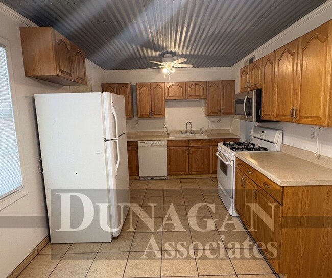 Building Photo - 3 Bedroom - 1 Bath home