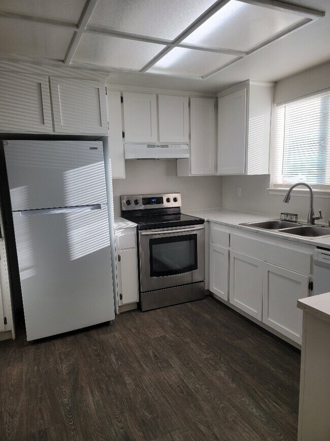 Building Photo - Lovely 3 bedroom 1.5 bath duplex for rent ...