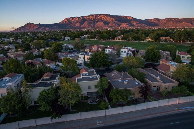Building Photo - 6809 Medinah Ln NE