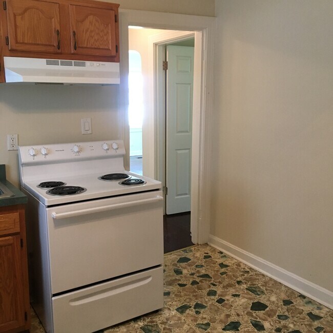 Building Photo - Spacious 3BR/2BA Home off of Taylor Blvd