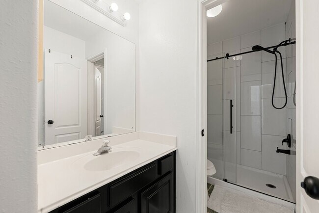 Building Photo - 14910 Lake Woodbridge Ct