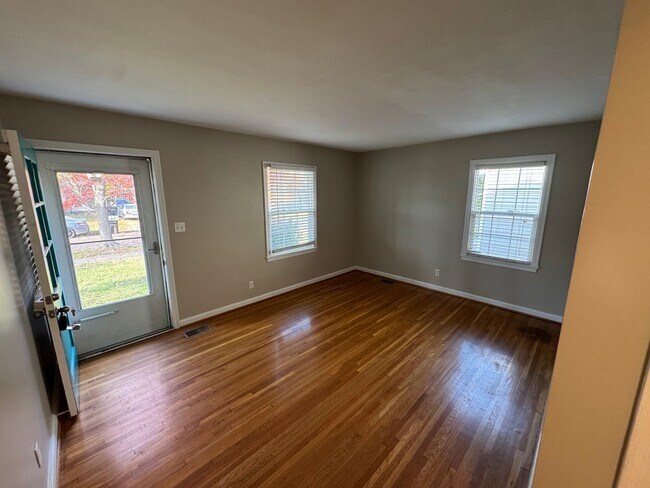 Building Photo - Cute 2 Bedroom Home Near UofL