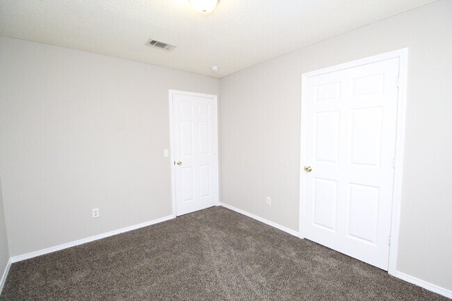 Building Photo - 3BR Gulf Breeze Home Zoned for Gulf Breeze High School with Open Living Area, Fenced Backyard & C...