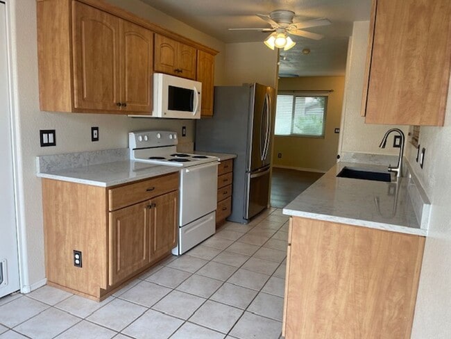 Building Photo - Small home with all appliances!