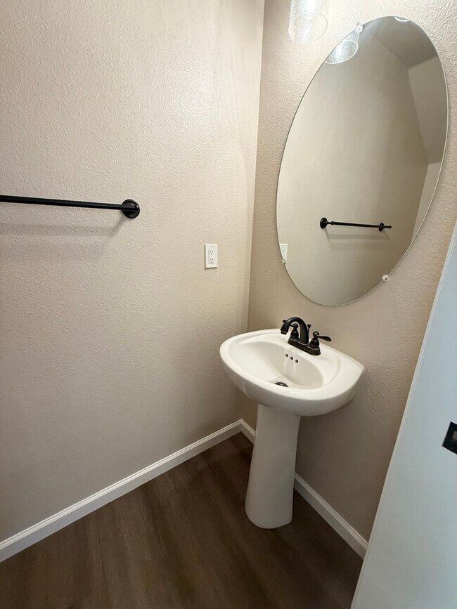 Building Photo - Move In Ready 3 Bed 2.5 Bath!!!