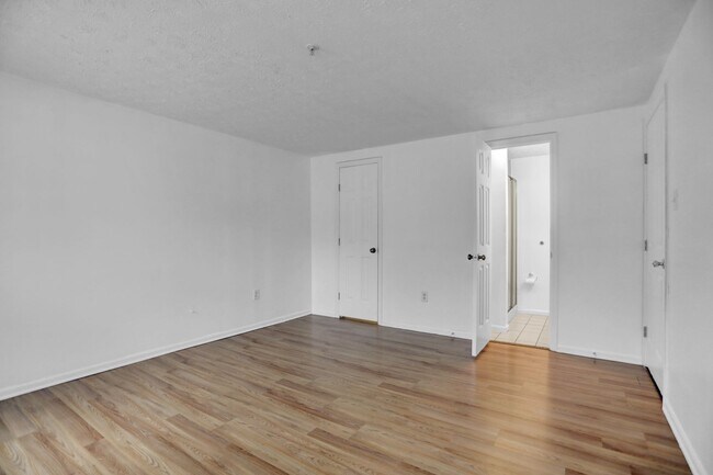 Building Photo - Large 2 Bedroom 2 Bath Ground Floor Condo ...