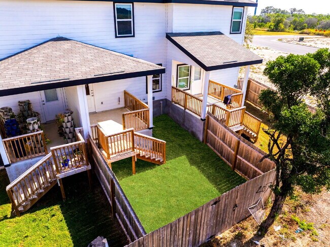 Building Photo - Discover Modern Comfort