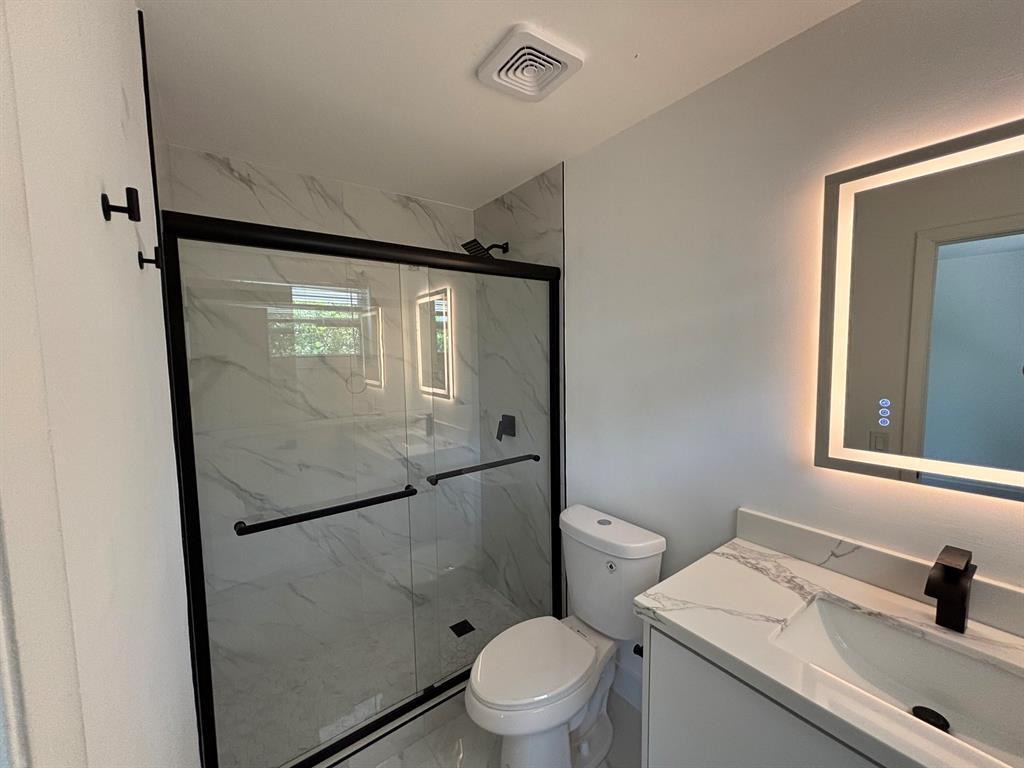 Building Photo - 880 SE 12th St