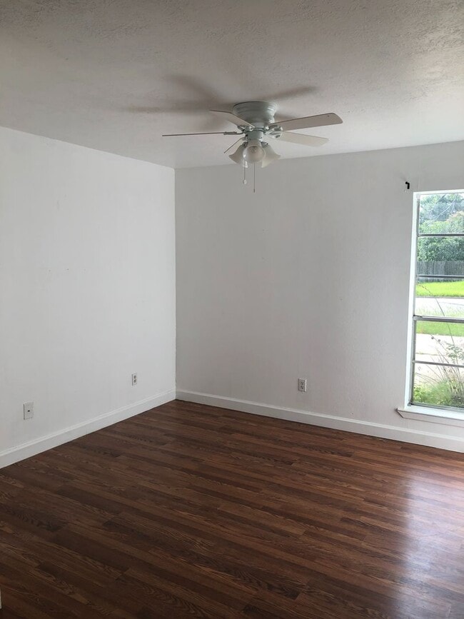 Building Photo - CUTE TWO BEDROOM ONE BATH DUPLEX ON SHUTTLE ROUTE