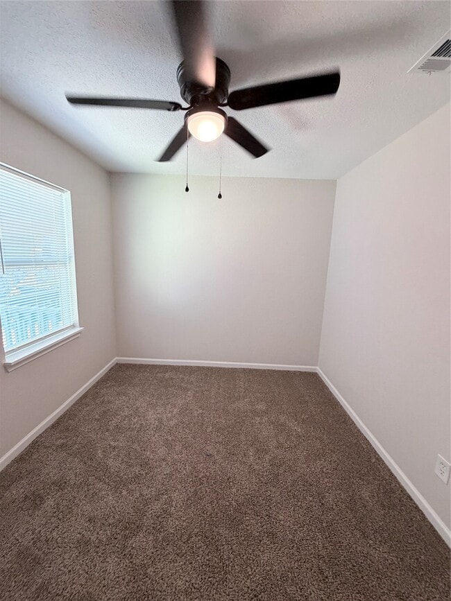 Building Photo - 2915 Creston Dr