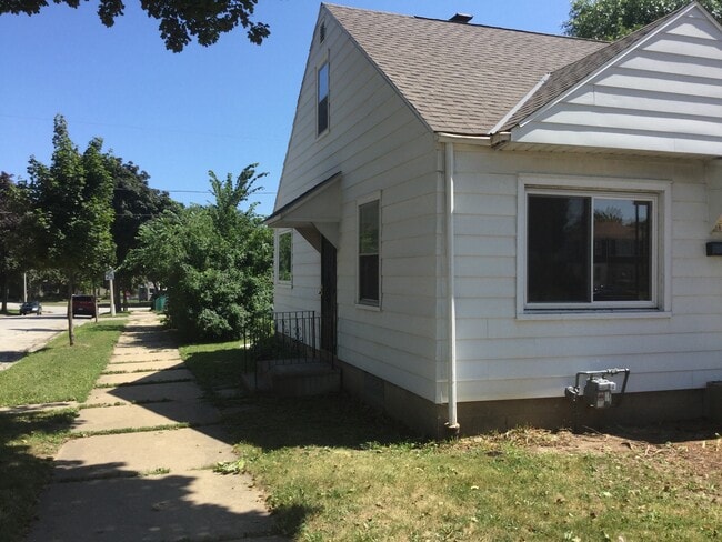 Building Photo - Spacious 3 Bedroom Single Family Home with Garage