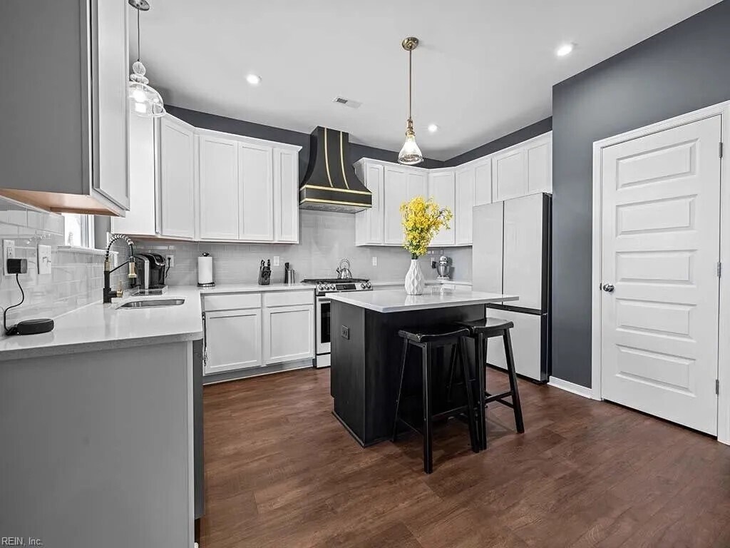 Kitchen - 187 Peck Ln