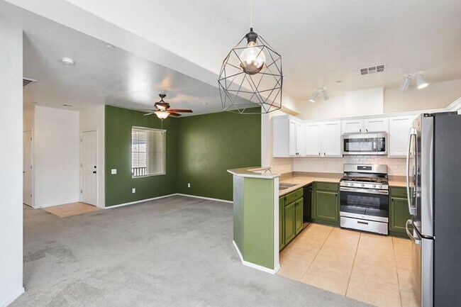 Building Photo - 3 Bed, 2 Bath, 1 Car Aliante Condo
