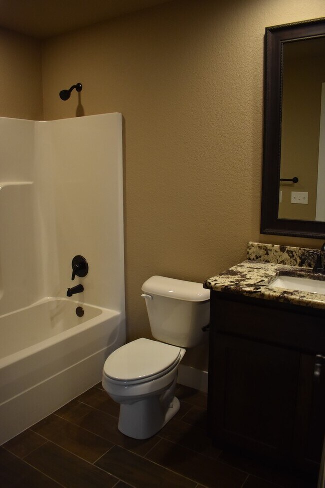 Building Photo - 4 Bedroom 3.5 Bath In The Heart of Fayetteville!