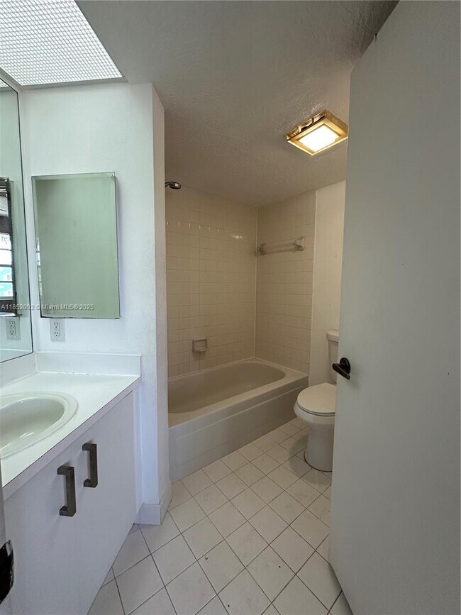 Building Photo - 2638 SE 20th Ct