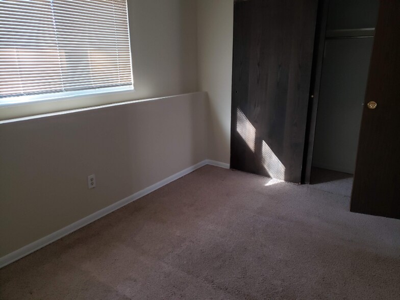 Building Photo - 1400 Village Ln