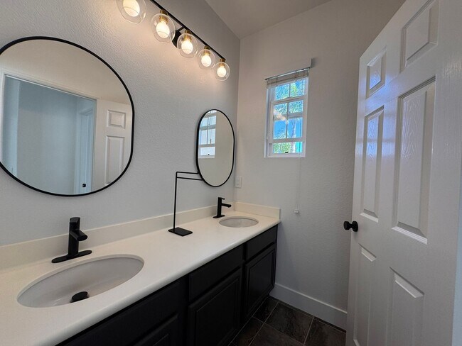 Building Photo - Newly Renovated Modern 3-Bedroom Home with...