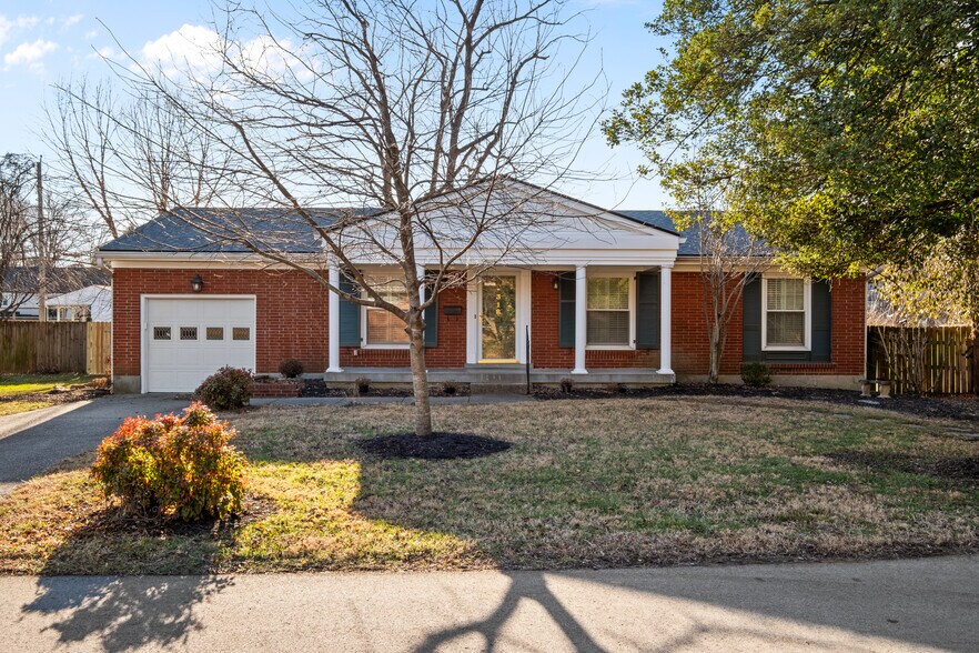 Building Photo - 318 Castleview Dr