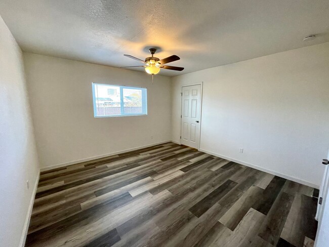 Building Photo - Beautifully Remodeled Large 3 Bedroom 2 Ba...