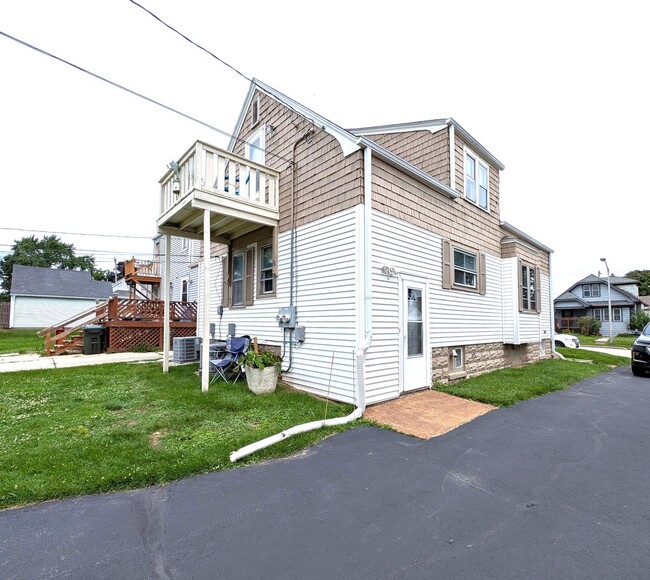 Building Photo - 2339 S 98th St